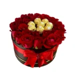 Coffret romantique avec roses rouges fraîches et chocolats Ferrero Rocher dans une boîte noire