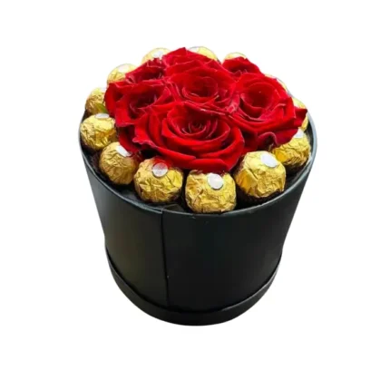 Coffret romantique avec roses rouges fraîches et chocolats Ferrero Rocher dans une boîte noire élégante – Fleuriste Marrakech.