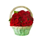 Panier en osier garni de roses rouges fraîches, composition florale élégante par Fleuriste Marrakech.