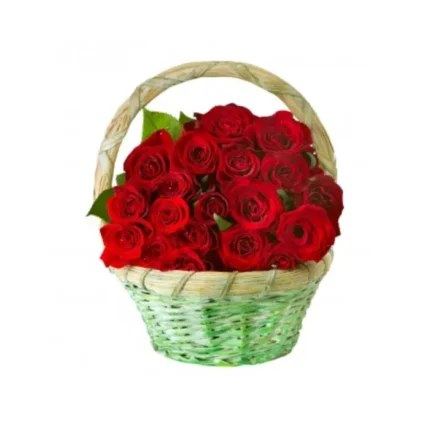 Panier en osier garni de roses rouges fraîches, composition florale élégante par Fleuriste Marrakech.