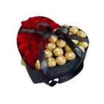 Passion Sucrée Coffret en forme de cœur avec roses rouges et chocolats Ferrero Rocher, création florale élégante signée Fleuriste Marrakech.