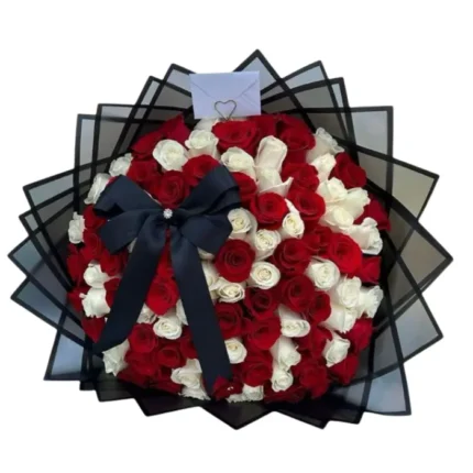 Bouquet de roses rouges et blanches emballé avec élégance, Signature du Cœur par Fleuriste Marrakech