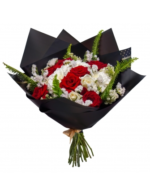 Bouquet Nuit Blanche avec roses rouges et blanches, feuillage vert, emballage noir élégant – Fleuriste Marrakech