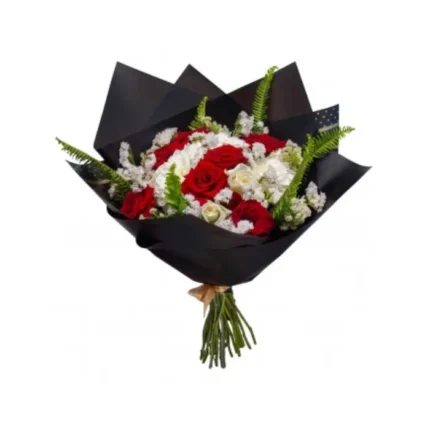 Bouquet Nuit Blanche avec roses rouges et blanches, feuillage vert, emballage noir élégant – Fleuriste Marrakech