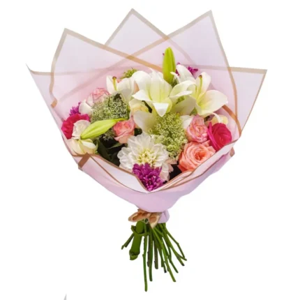 Bouquet Lys & Romance avec lys blancs et roses fraîches – création florale élégante par Fleuriste Marrakech