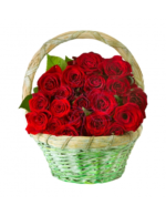 Panier en osier garni de roses rouges fraîches, composition florale élégante par Fleuriste Marrakech.