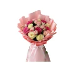 Bouquet Rêve de Roses avec roses blanches, roses pâles et roses fuchsia, emballé dans un papier rose élégant – Fleuriste Marrakech