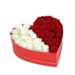 Coffret en forme de cœur avec roses rouges et blanches – Fleuriste Marrakech