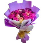 Bouquet Lilas d’Amour avec roses fuchsia, roses pâles et fleurs violettes dans un emballage mauve élégant