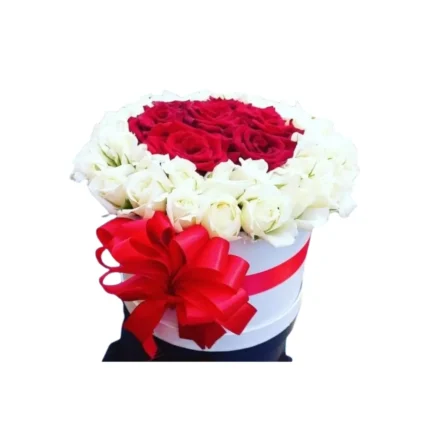 Coffret Cercle d’Amour avec roses rouges et blanches, ruban rouge, présentation élégante – Fleuriste Marrakech