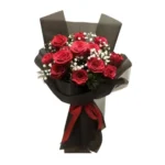 Bouquet de roses rouges Fièvre d’Amour avec eucalyptus et gypsophile – Fleuriste Marrakech