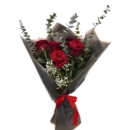 Bouquet de roses rouges Fièvre d’Amour avec eucalyptus et gypsophile – Fleuriste Marrakech