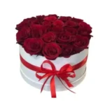 Bouquet romantique Élixir d'Amour avec roses rouges et fleurs fraîches, création Fleuriste Marrakech