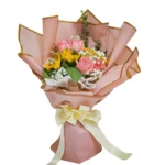 Bouquet de fleurs Lumière du Matin avec roses roses, fleurs jaunes et gypsophiles, emballé dans un papier rose avec ruban ivoire – Fleuriste Marrakech