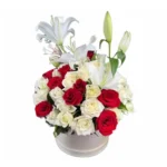 Bouquet romantique L’Amour en Fleur avec roses rouges, roses blanches et lys blancs en coffret rond – Fleuriste Marrakech