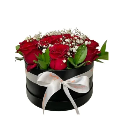 Nuit d’Amour boîte de roses rouges avec gypsophile - Fleuriste Marrakech