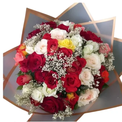 Bouquet de roses multicolores avec gypsophiles, création florale nommée Mosaïque d’Amour par Fleuriste Casablanca.