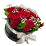 Nuit d’Amour boîte de roses rouges avec gypsophile - Fleuriste Marrakech