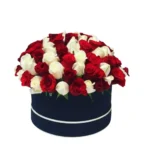 Arrangement de roses rouges et blanches dans une boîte noire élégante – Lumière du Cœur, Fleuriste Marrakech