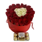 Coffret en forme de cœur avec roses rouges et blanches et chocolats Ferrero Rocher – Trésor Romantique par Fleuriste Marrakech