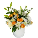 Bouquet de fleurs "Caresse du Matin" avec roses blanches et orange dans une boîte blanche – Fleuriste Marrakech