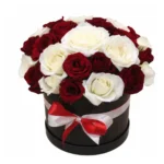 Arrangement de roses rouges et blanches dans une boîte noire élégante – Lumière du Cœur, Fleuriste Marrakech
