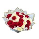 Bouquet élégant composé de roses rouges et blanches avec gypsophile, présenté dans un emballage doré – Flamme & Neige par Fleuriste Marrakech