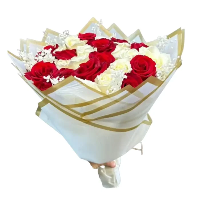 Bouquet élégant composé de roses rouges et blanches avec gypsophile, présenté dans un emballage doré – Flamme & Neige par Fleuriste Marrakech