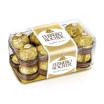 Boîte transparente de chocolats Ferrero Rocher emballés en papier doré, présentée comme un cadeau raffiné et gourmand. Veux-tu que je t’en