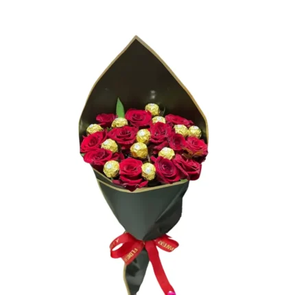 Bouquet L’Or du Cœur composé de roses rouges, de Ferrero Rocher – Fleuriste Marrakech
