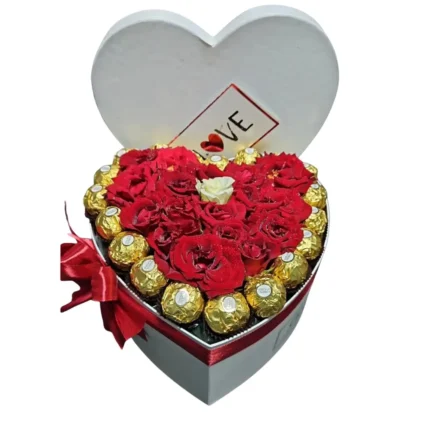 Coffret Cœur Royal avec roses rouges, rose blanche centrale et Ferrero Rocher – Fleuriste Marrakech