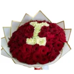 Bouquet Signature d’Amour avec roses rouges et initiale en roses blanches – Fleuriste Marrakech