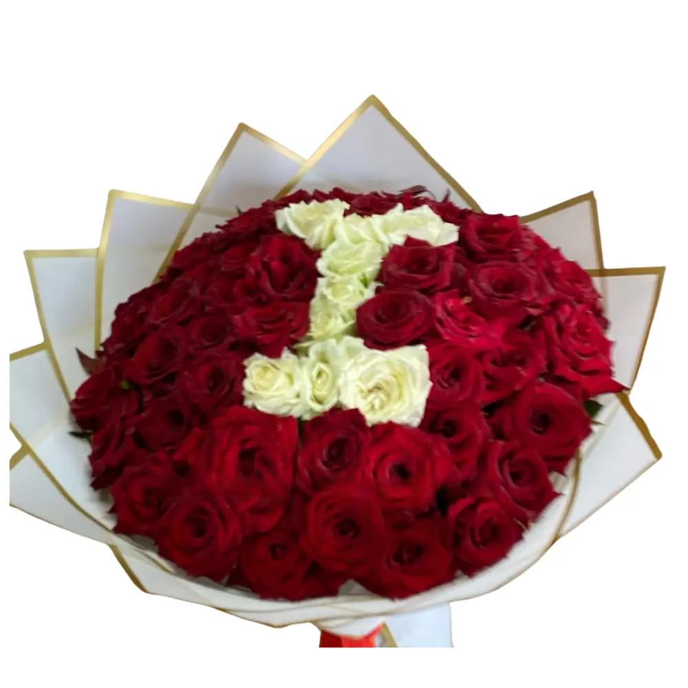 Signature d’Amour Bouquet Signature d’Amour avec roses rouges et initiale en roses blanches – Fleuriste Marrakech