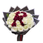 Bouquet Message en Roses avec roses blanches et initiale en roses rouges – Fleuriste Marrakech.