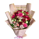 Bouquet Passion d’Anniversaire composé de roses rouges, roses et pastel, emballage rose élégant – Fleuriste Marrakech.