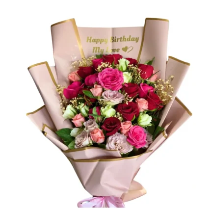Bouquet Passion d’Anniversaire composé de roses rouges, roses et pastel, emballage rose élégant – Fleuriste Marrakech.