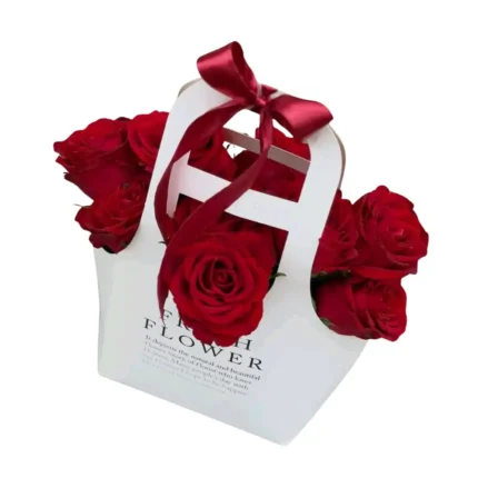 Sac floral blanc avec roses rouges Amour à Porter – Fleuriste Marrakech
