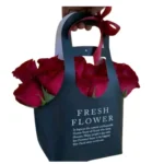 Sac floral blanc avec roses rouges Amour à Porter – Fleuriste Marrakech
