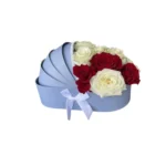 Coffret Petit Prince boîte poussette bleue avec roses rouges et blanches naissance garçon – Fleuriste Marrakech