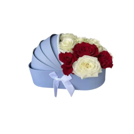 Coffret Petit Prince boîte poussette bleue avec roses rouges et blanches naissance garçon – Fleuriste Marrakech