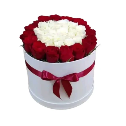 Coffret rond blanc de roses rouges et blanches Nuage d’Amour – Fleuriste Marrakech
