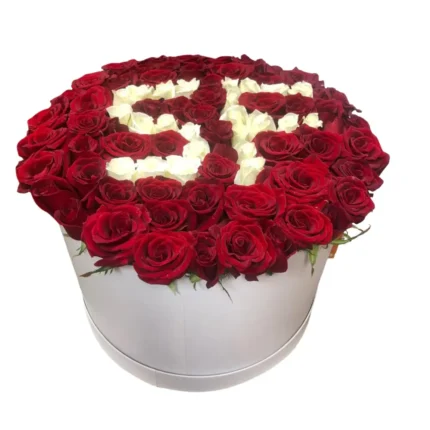 Coffret rond de roses rouges avec initiales en roses blanches Signe d’Amour Fleuriste Marrakech