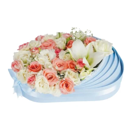 Bouquet de naissance Bienvenue Bébé Prince avec roses crème, roses saumon et lys blancs dans une boîte cœur bleu ciel – Fleuriste Marrakech