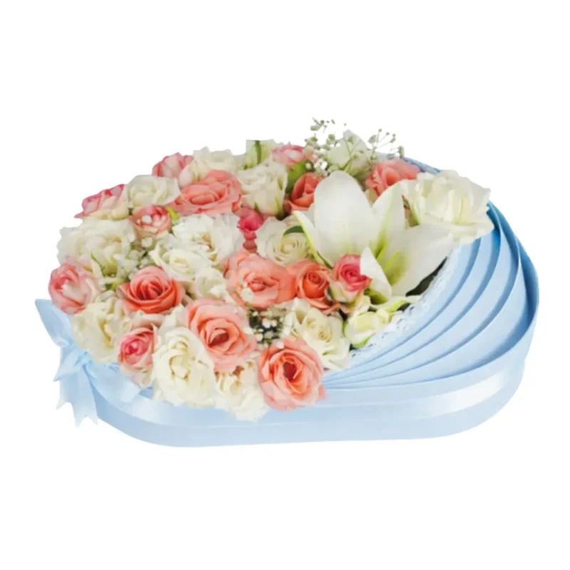 Bouquet de naissance Bienvenue Bébé Prince avec roses crème, roses saumon et lys blancs dans une boîte cœur bleu ciel – Fleuriste Marrakech